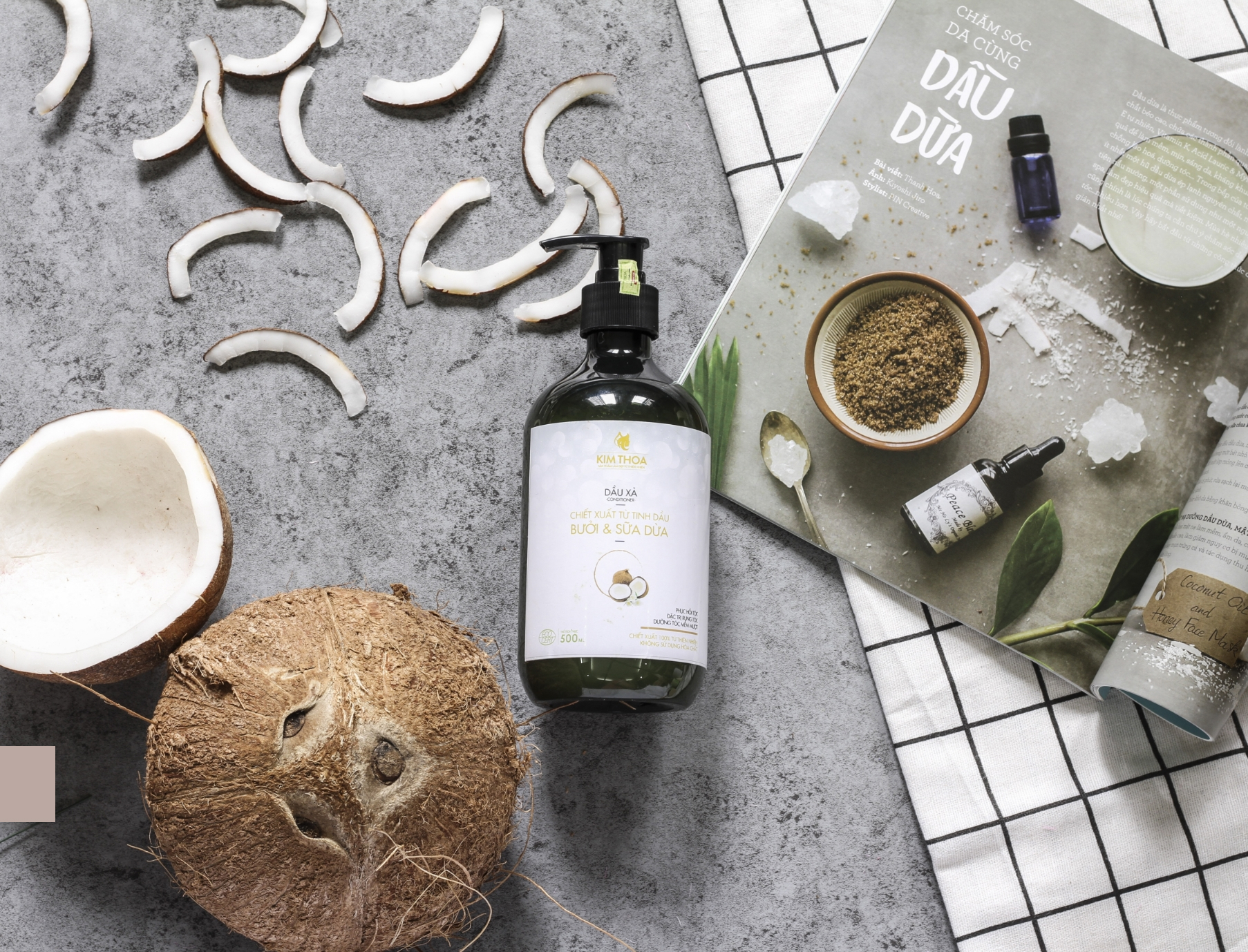 真ん中にシャンプーボトルがあり、周りにココナッツや雑誌が散りばめられている